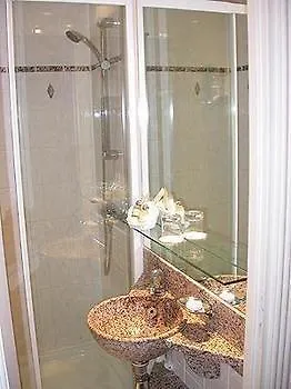 فندق غافارني باريس 3*,